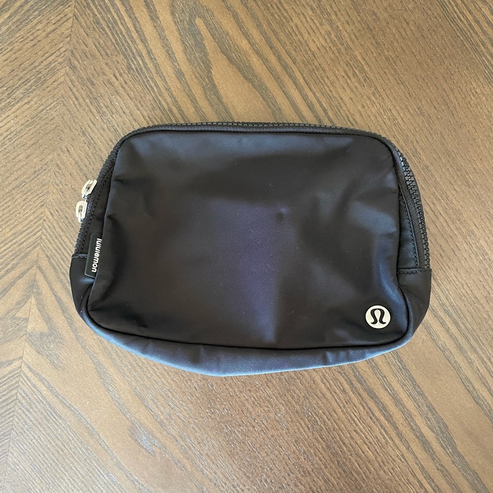 Lululemon like new black belt bag 2L is very good condition